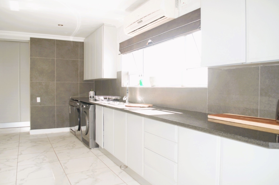 6 Bedroom Property for Sale in Perlemoenbaai Western Cape